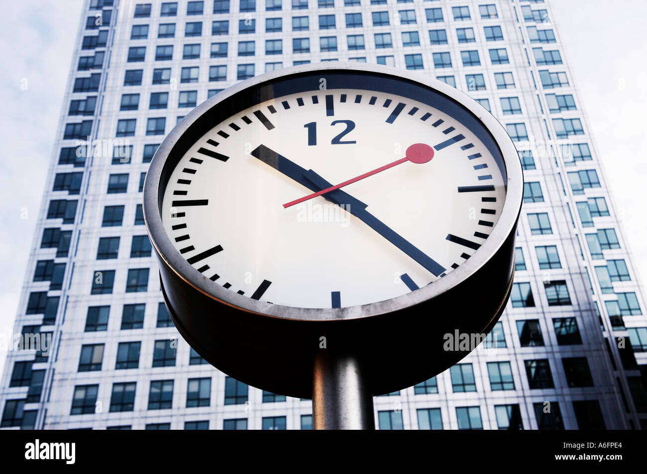 Canary Wharf clock Stock Photo Alamy