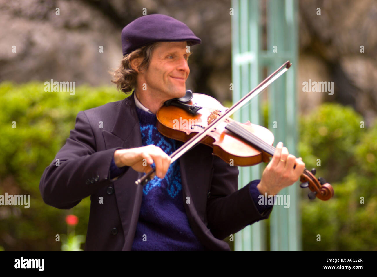 Jacques Dupuis traditional Quebec folk music performer plays violin on