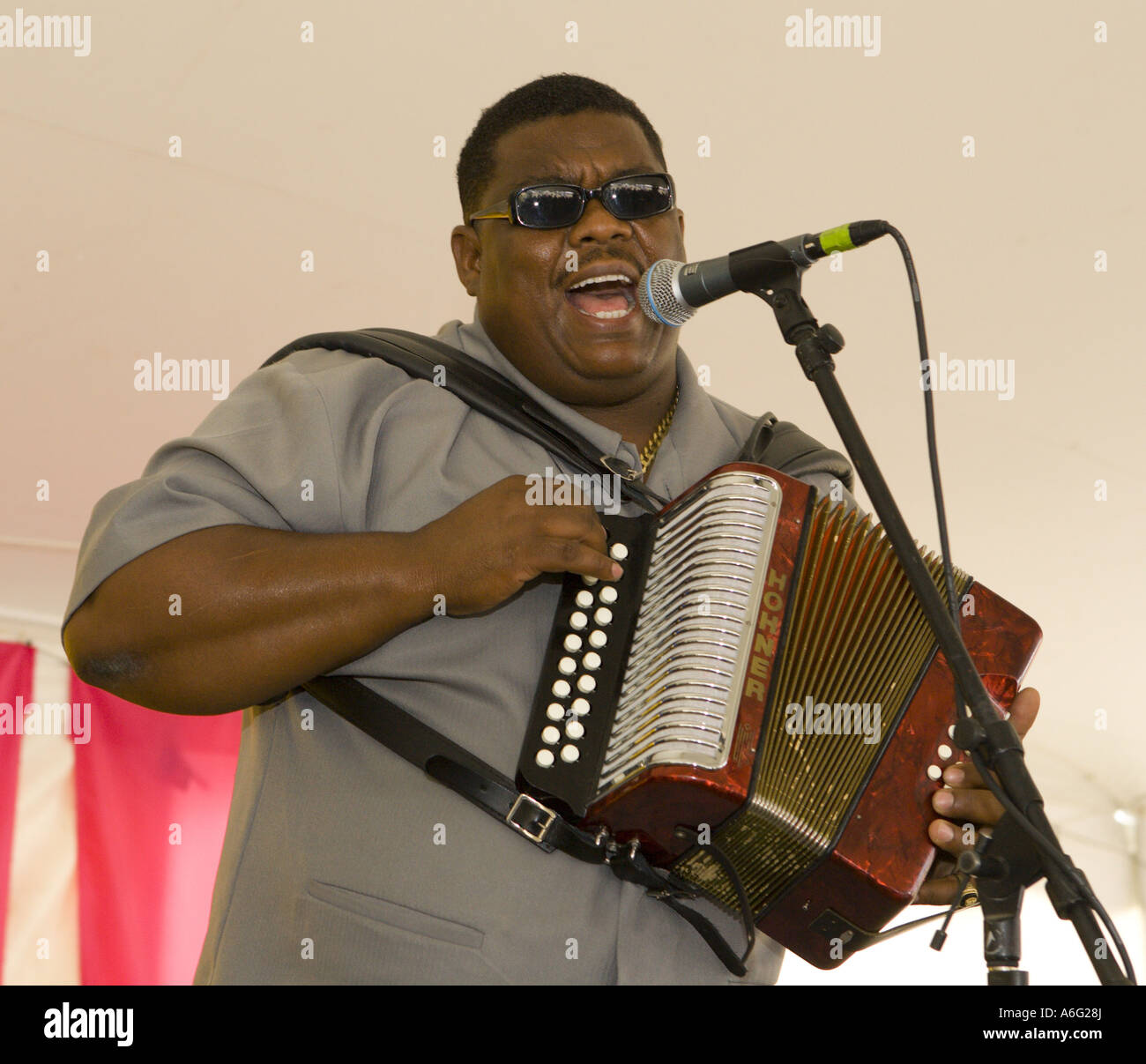 Franklyn Hernández y sus Tipican Bothers perform tradition merengue