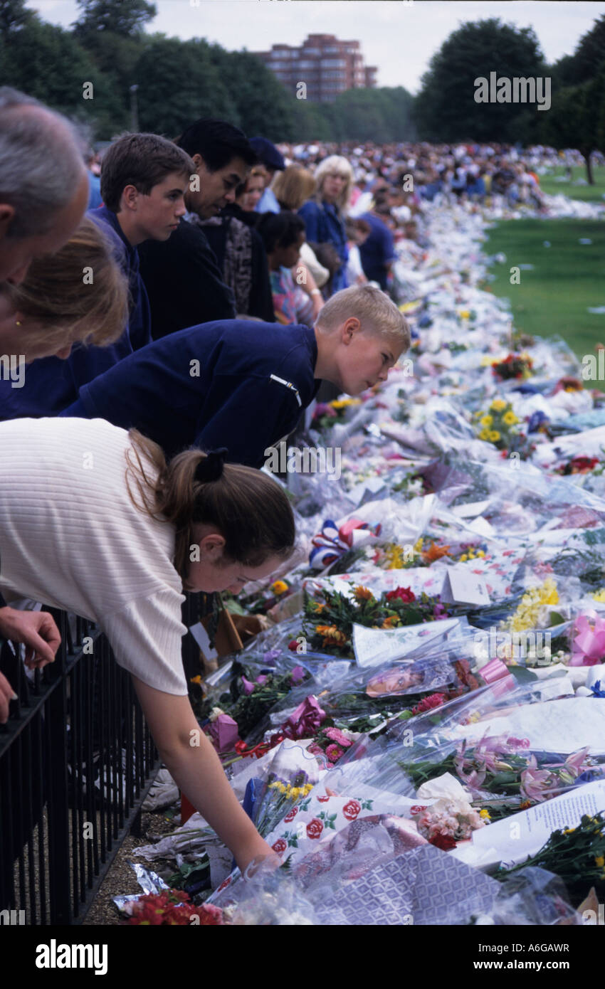 Kensington Gardens 1997 London.Tributes left after the death of Princess Diana Stock Photo