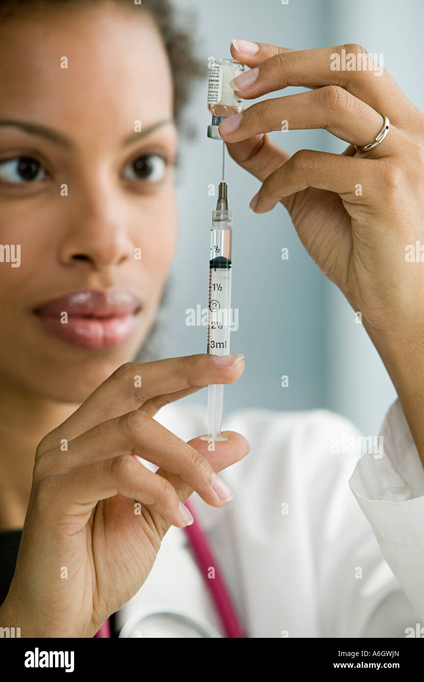 Doctor preparing syringe Stock Photo Alamy