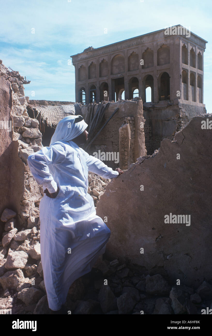 Man looking at the last old house before the coastal town of al -Wakrah was bulldozed for development in Qatar,  1975 Stock Photo