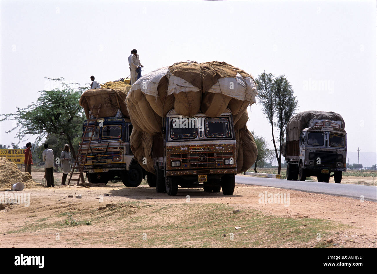 Overloaded truck india hi-res stock photography and images - Alamy