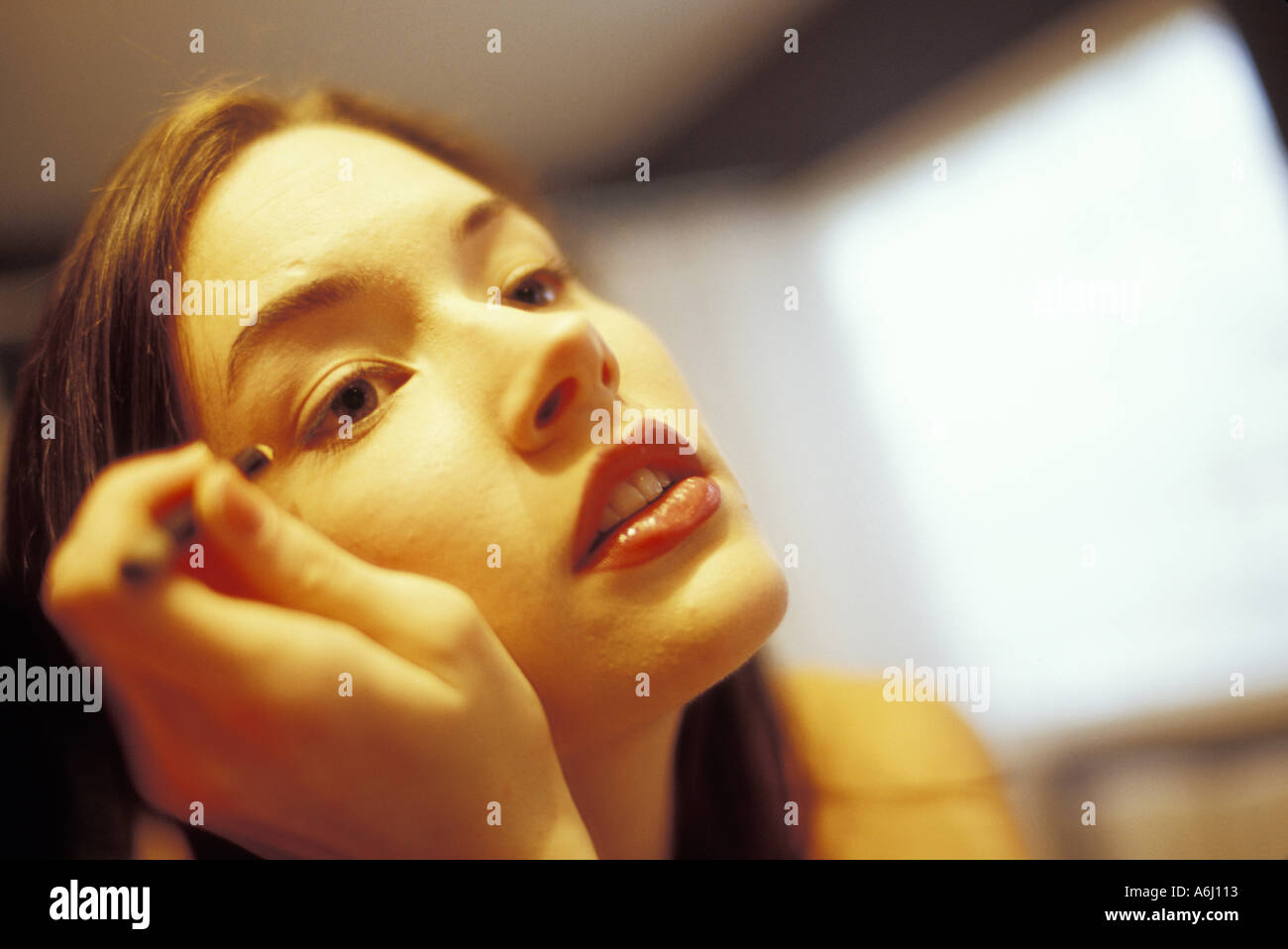 Putting on eyeliner hi-res stock photography and images - Alamy