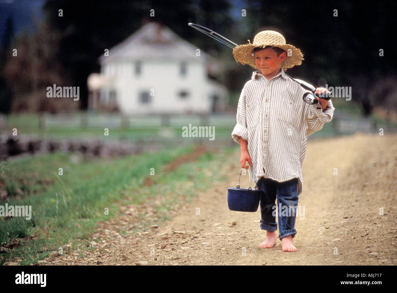 Straw hat fishing pole hires stock photography and images Alamy