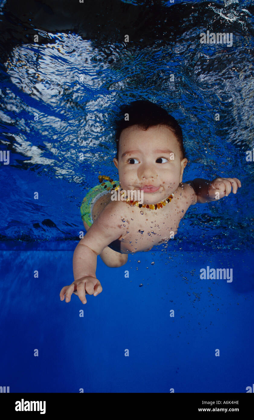 baby diving in pool Stock Photo Alamy