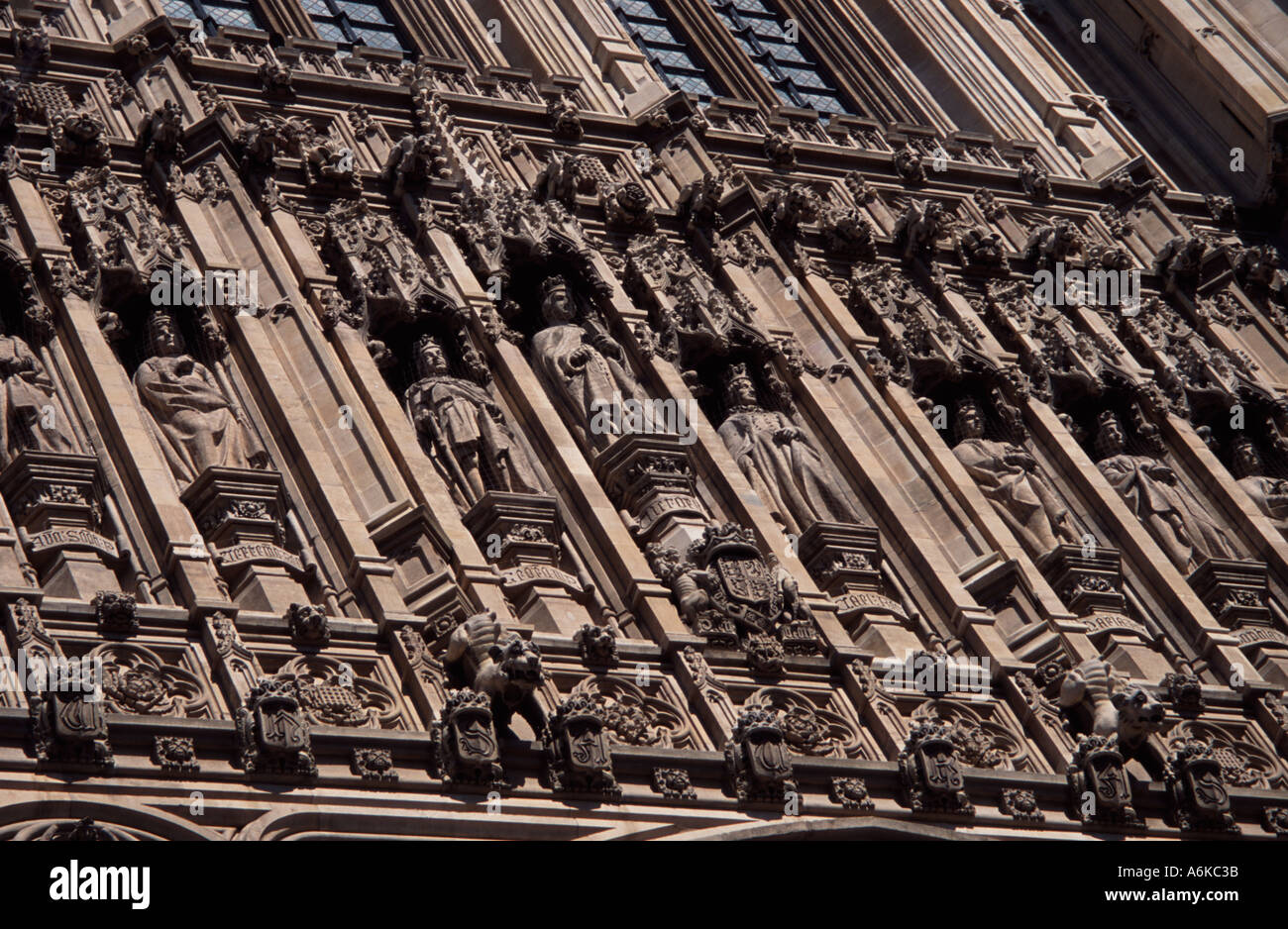 Stone statues on houses parliament hires stock photography and images Alamy