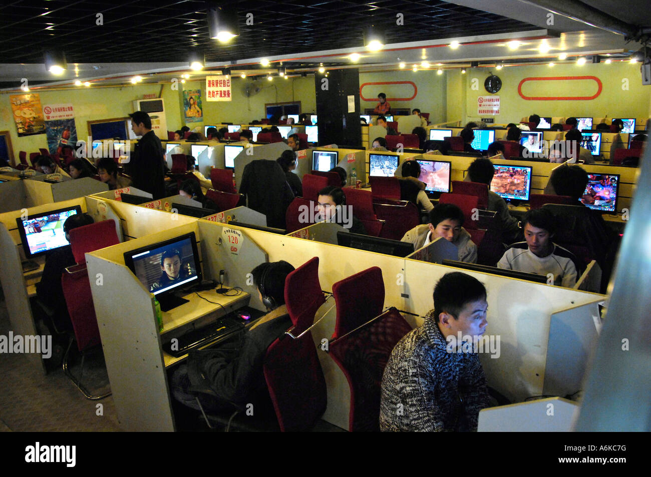 A packed internet cafe in Nanchang, Jiangxi, China. 26 FEB 2007 Stock Photo