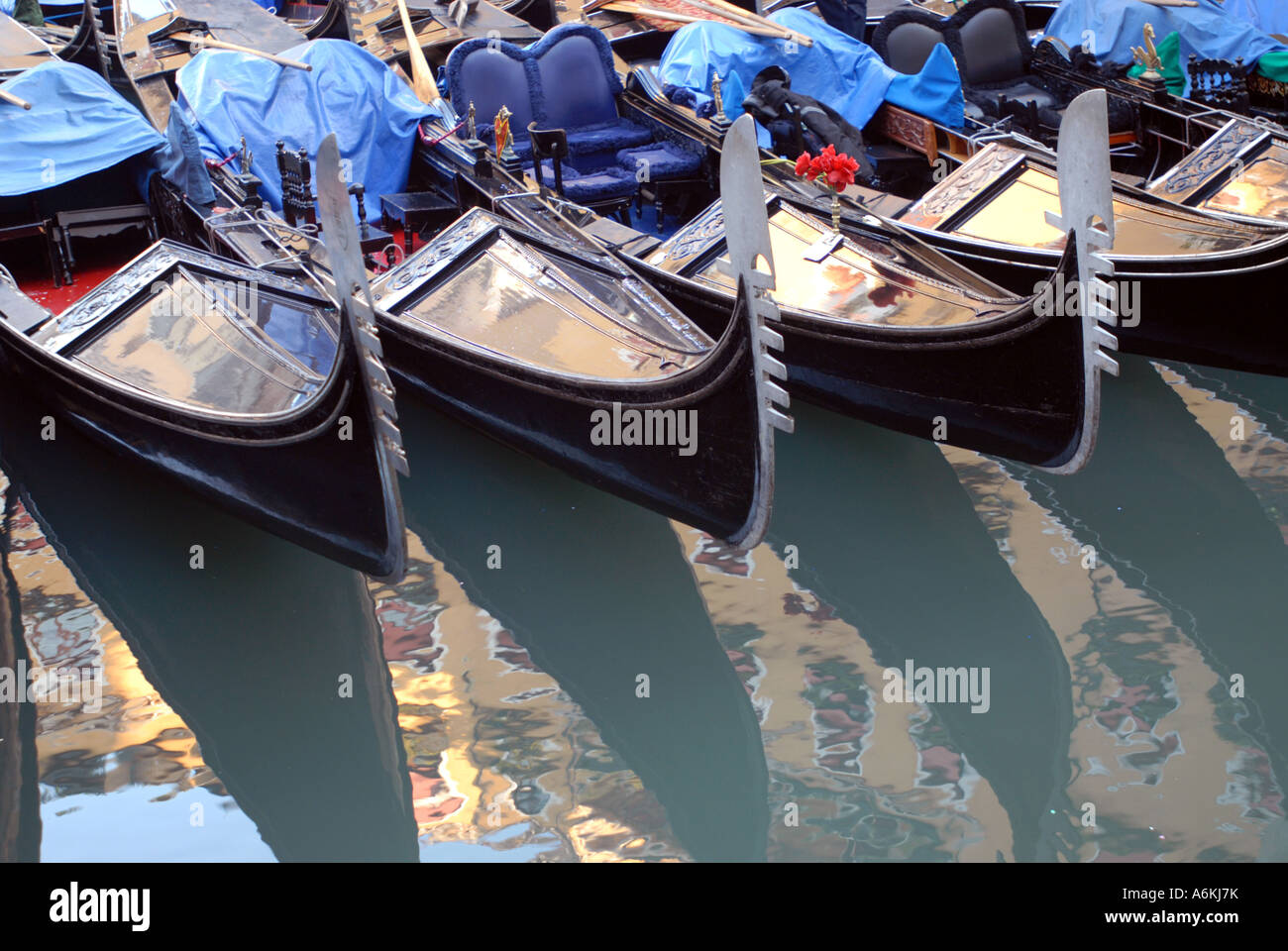 Gondolas e hi-res stock photography and images - Alamy