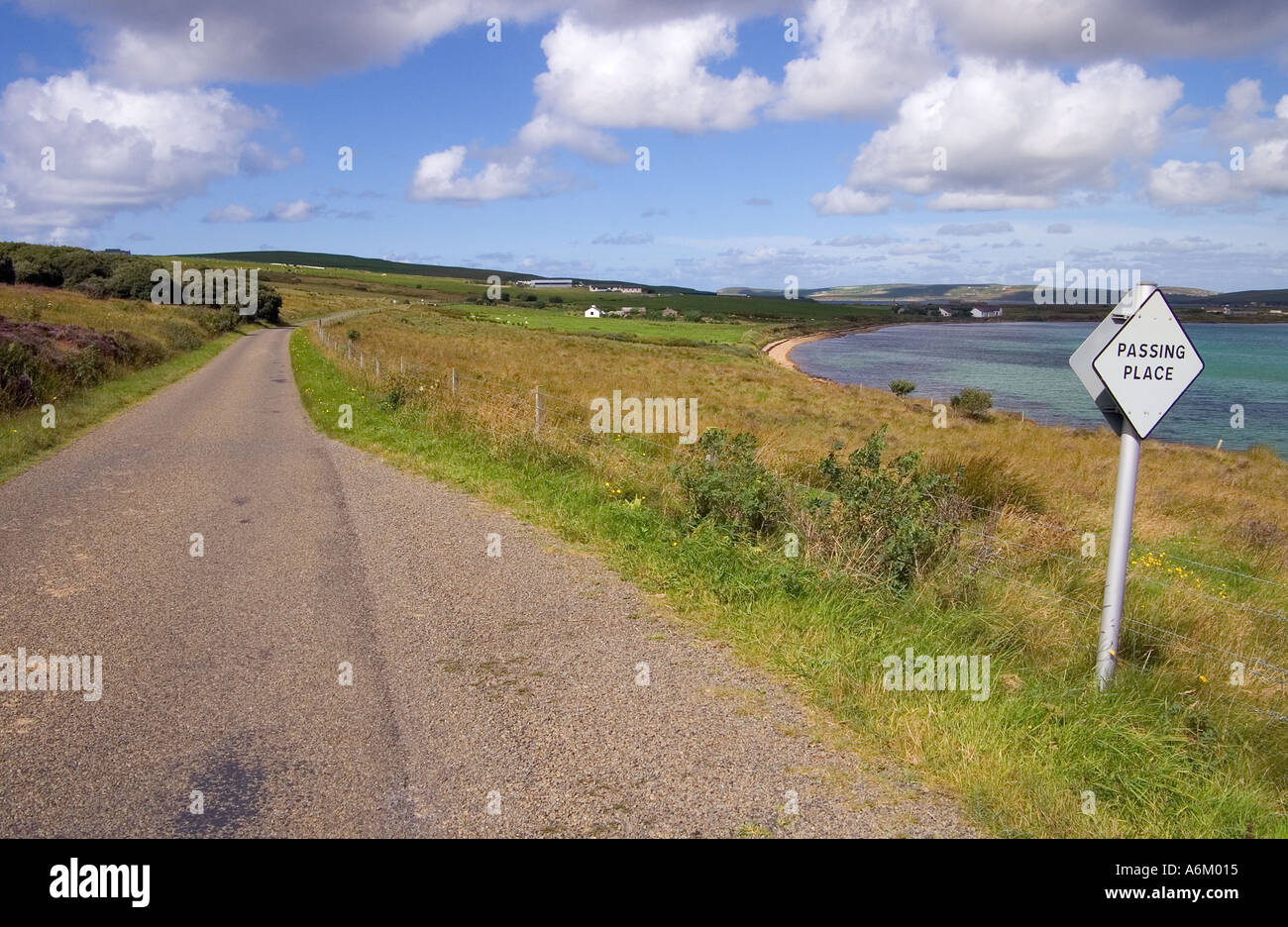 dh Bay of Quoys HOY ORKNEY Single track road passing place roadsign countryside scotland sign Stock Photo