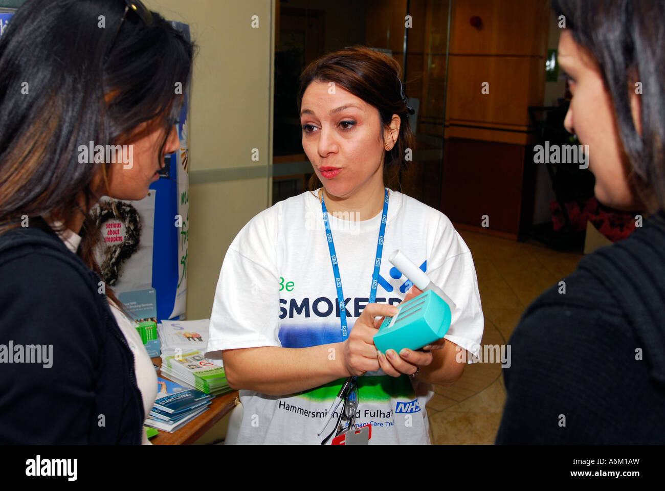 Midwife talking to young women about the hazards of smoking whilst pregnant, Hammersmith Hospital, west London, UK. Stock Photo