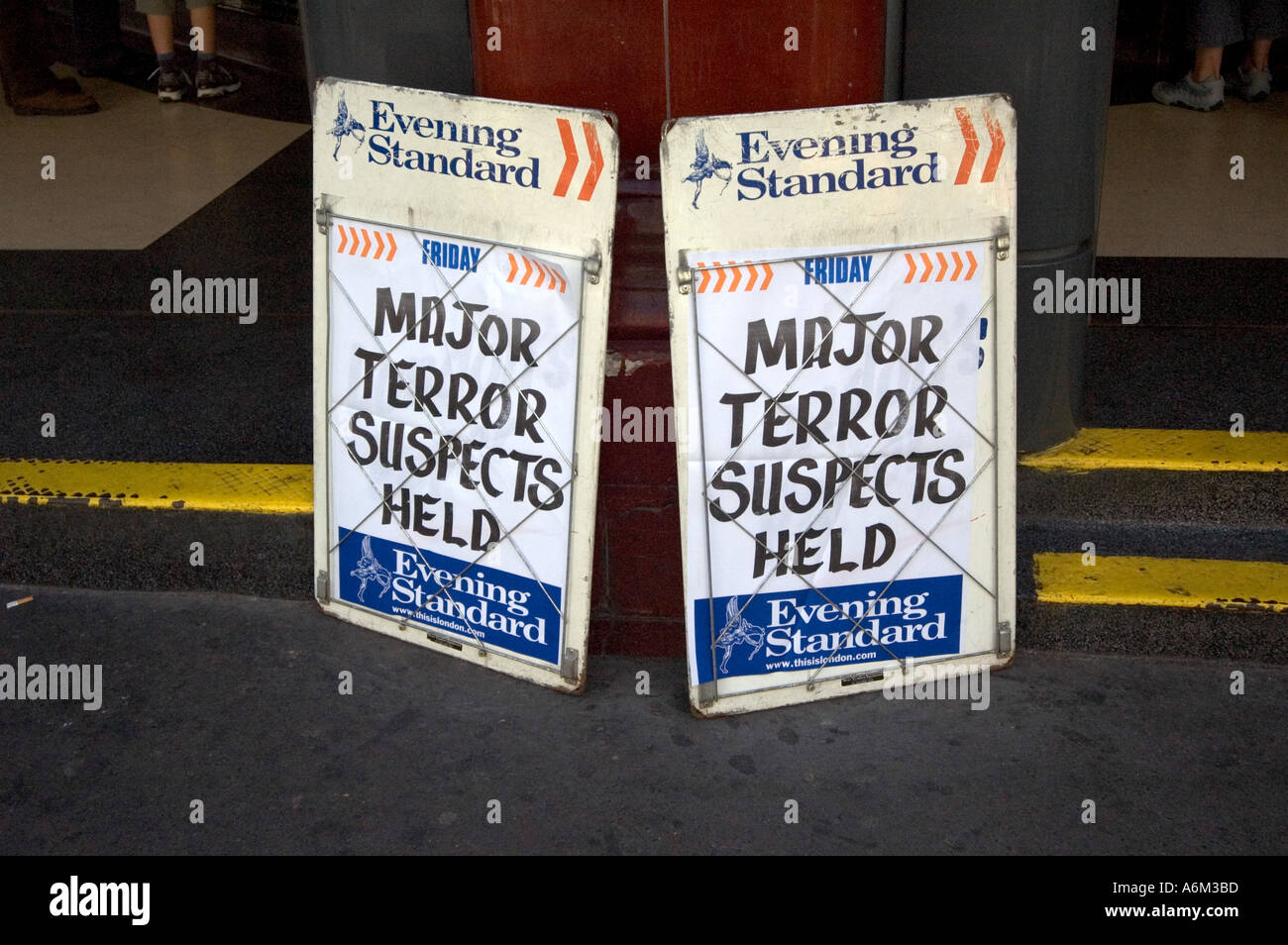 Evening Standard london newspaper headlines 'MAJOR TERROR SUSPECTS HELD' Central London Stock Photo