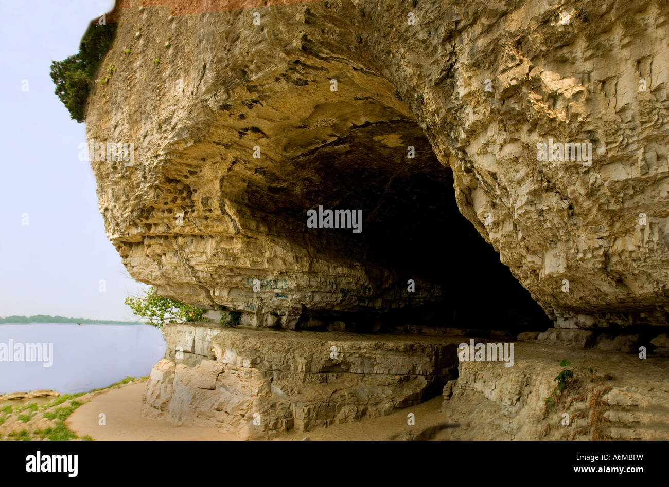 Entrance to the cave at Cave in Rock State Park along the Ohio River at Cave in Rock IL Stock