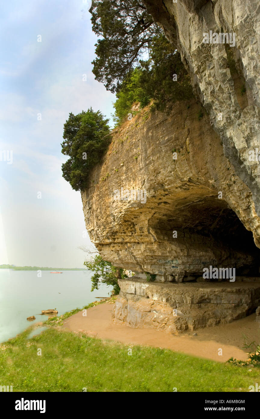 Entrance to the cave at Cave in Rock State Park along the Ohio River at Cave in Rock IL Stock