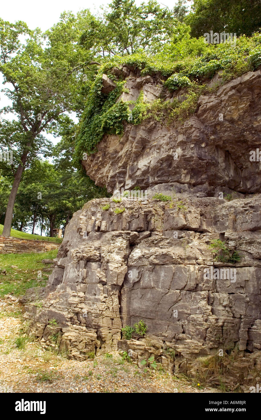 Bluffs near entrance to the cave at Cave in Rock State Park along the ...