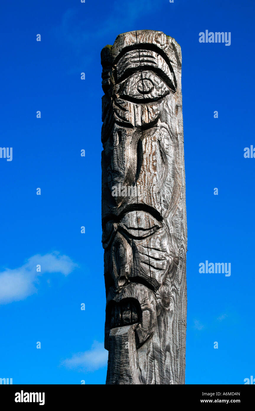 Carving wooden totem pole hi-res stock photography and images - Alamy