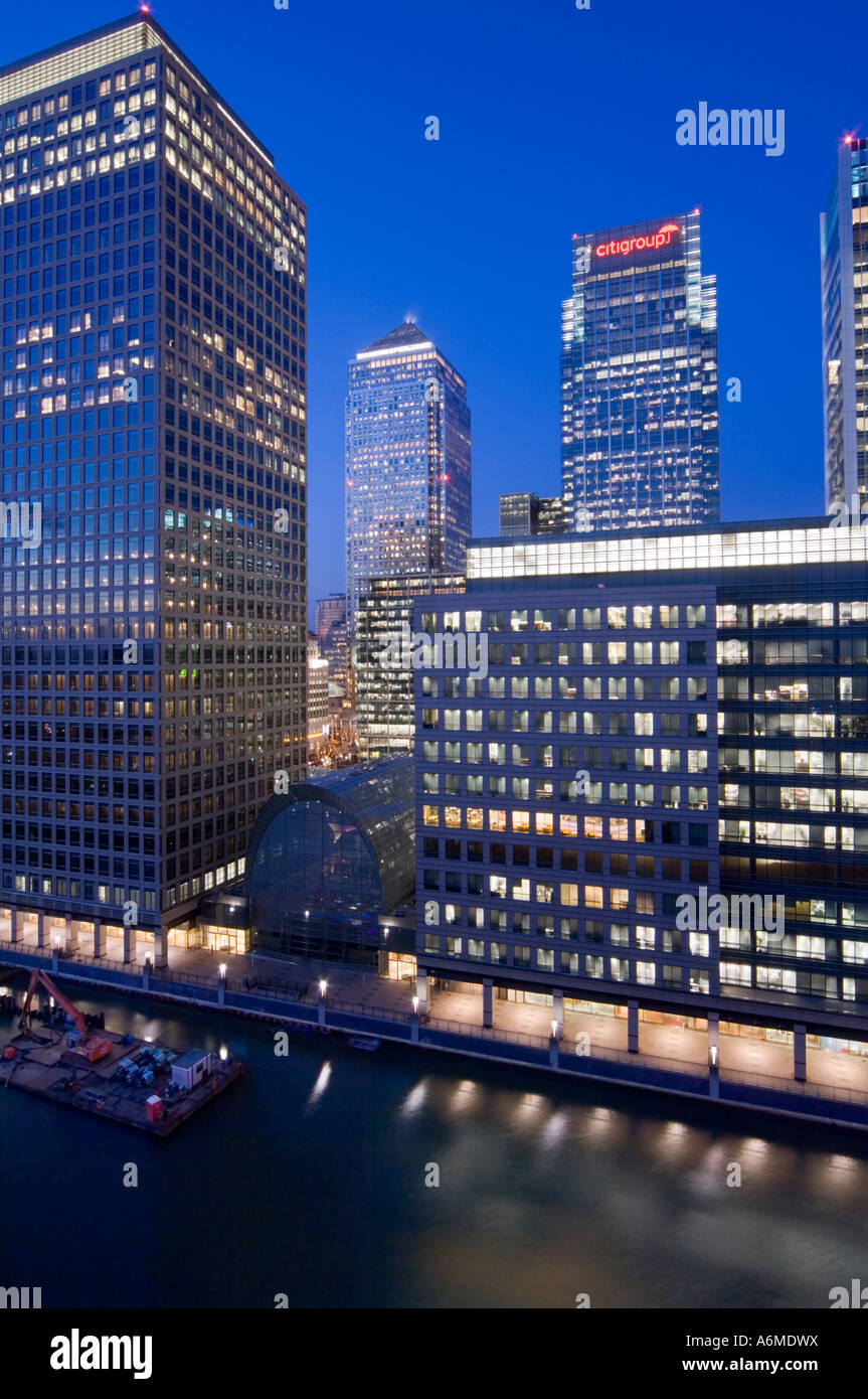 canary wharf night london england uk Stock Photo - Alamy