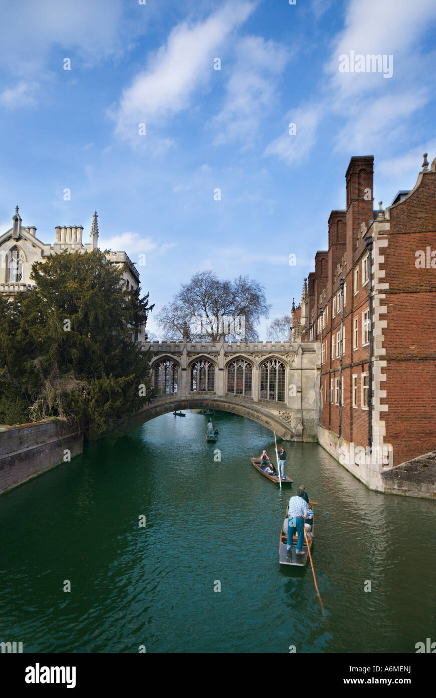 People Punting Under The Bridge Of Sighs At St Johns College Stock