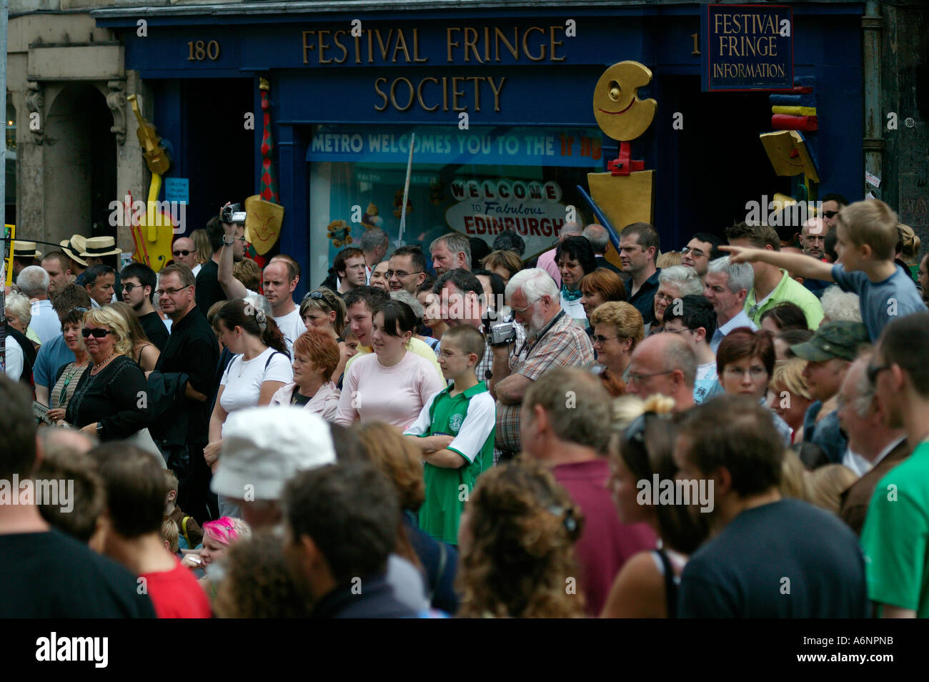 Audience being entertained outside the Edinburgh Fringe Festival office, High Street, Scotland UK, Europe Stock Photo