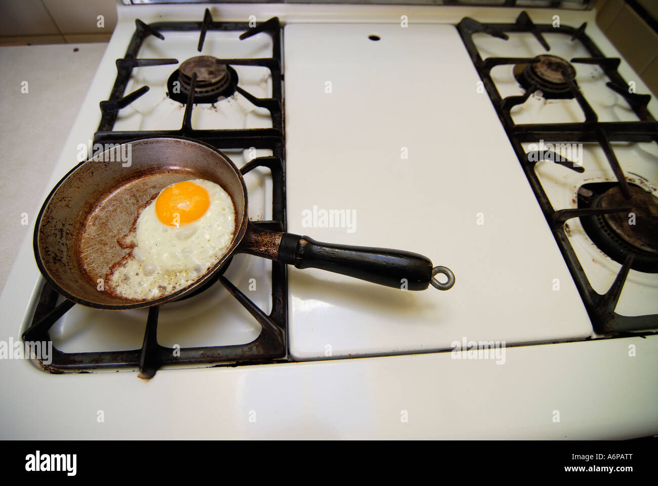 Single egg frying pan hi-res stock photography and images - Page 2 - Alamy