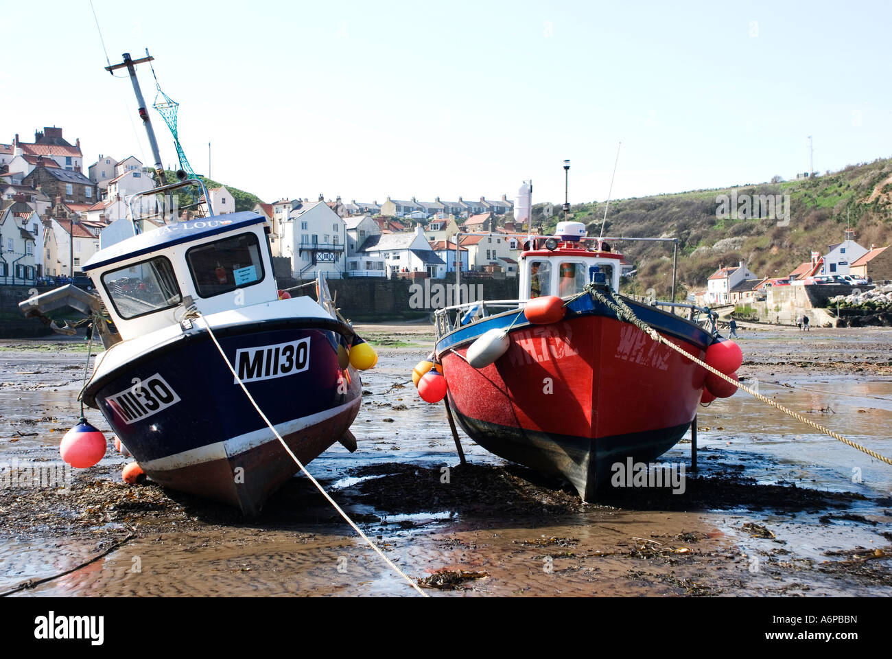 Boats riding the tide hi-res stock photography and images - Alamy