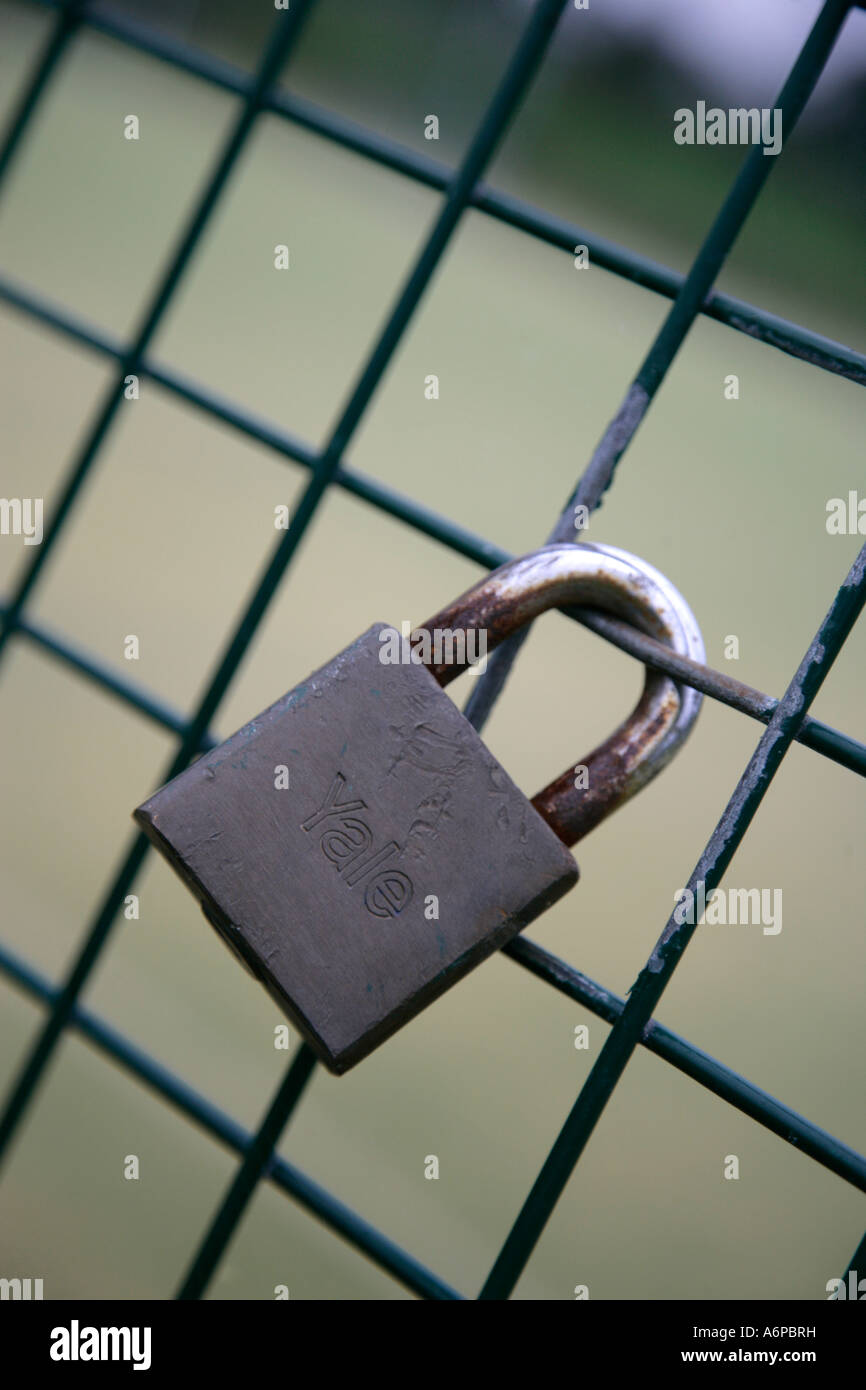 Padlock on chain link fencing hires stock photography and images Alamy