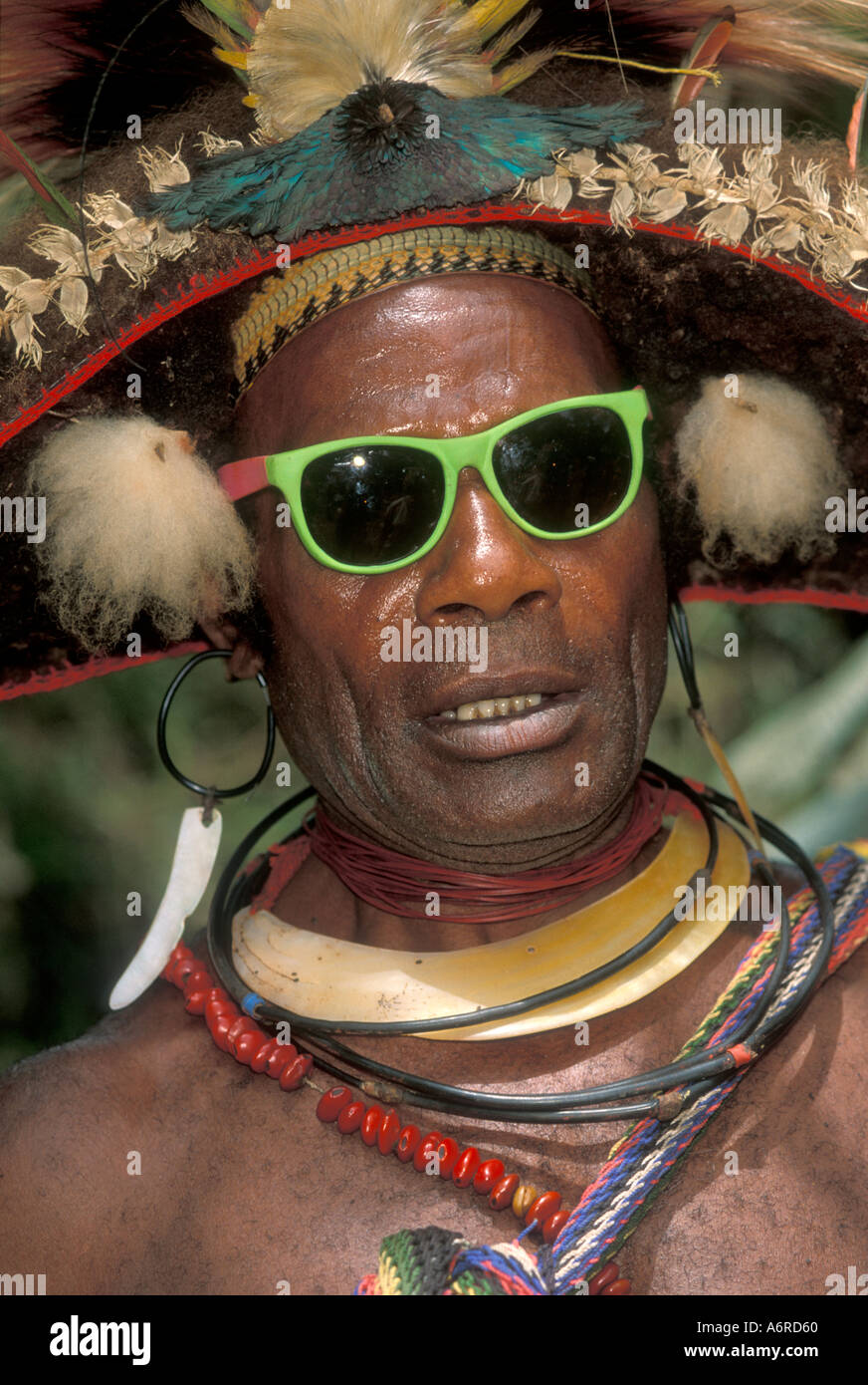 PAPUA NEW GUINEA, Huli Tribesman, wearing sunglasses at Sing sing Southern Highlands near Tari Stock Photo