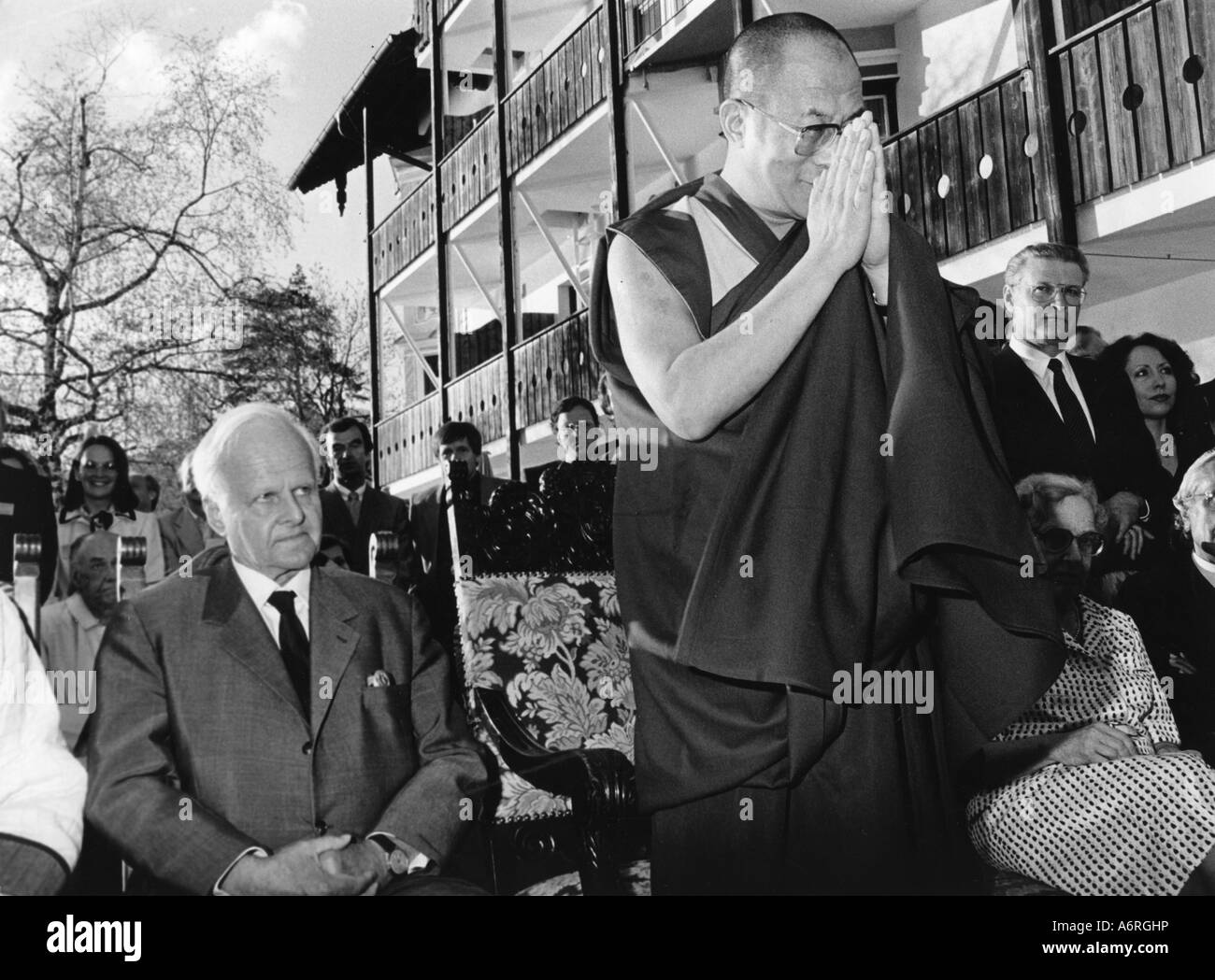 'Dalai Lama 14th (Tenzin Gyatso), * 6.7.1935, Tibetan lama and politician, half length, with Carl Friedrich von Weizsäcker, at c Stock Photo