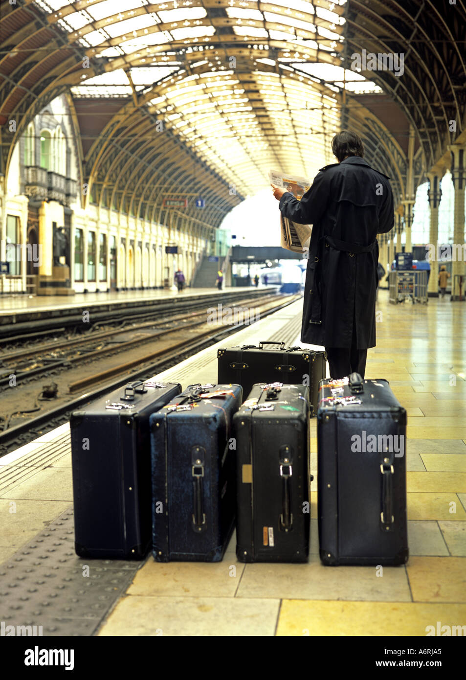 Man waiting for train on platform hi-res stock photography and images ...