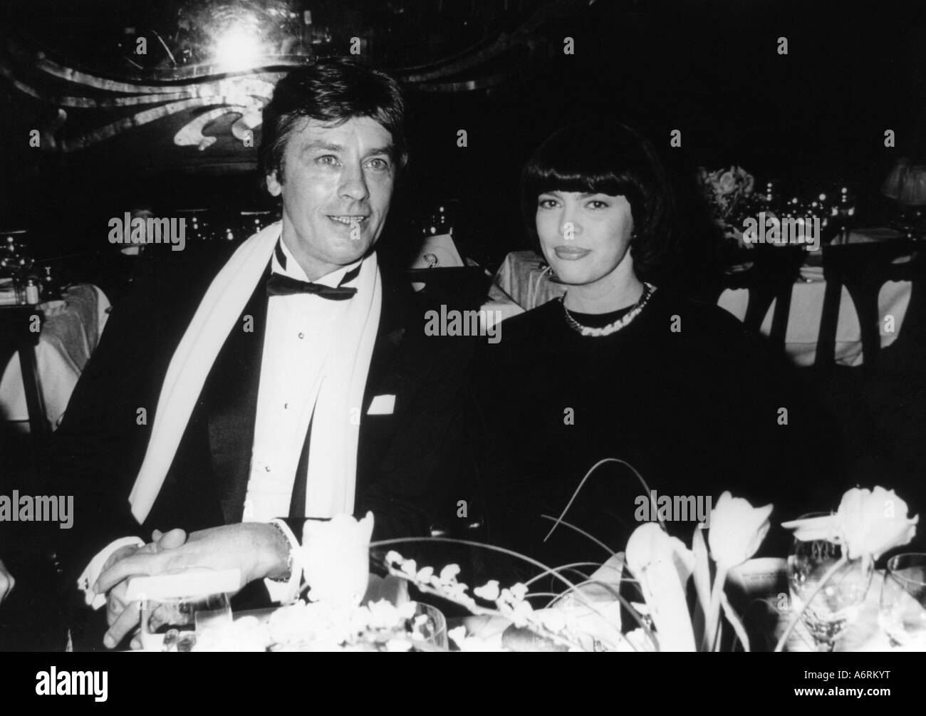 'Mathieu, Mireille, * 22.7.1946, French musician / artist, (singer), half length, with Alain Delon, at first night party, appear Stock Photo