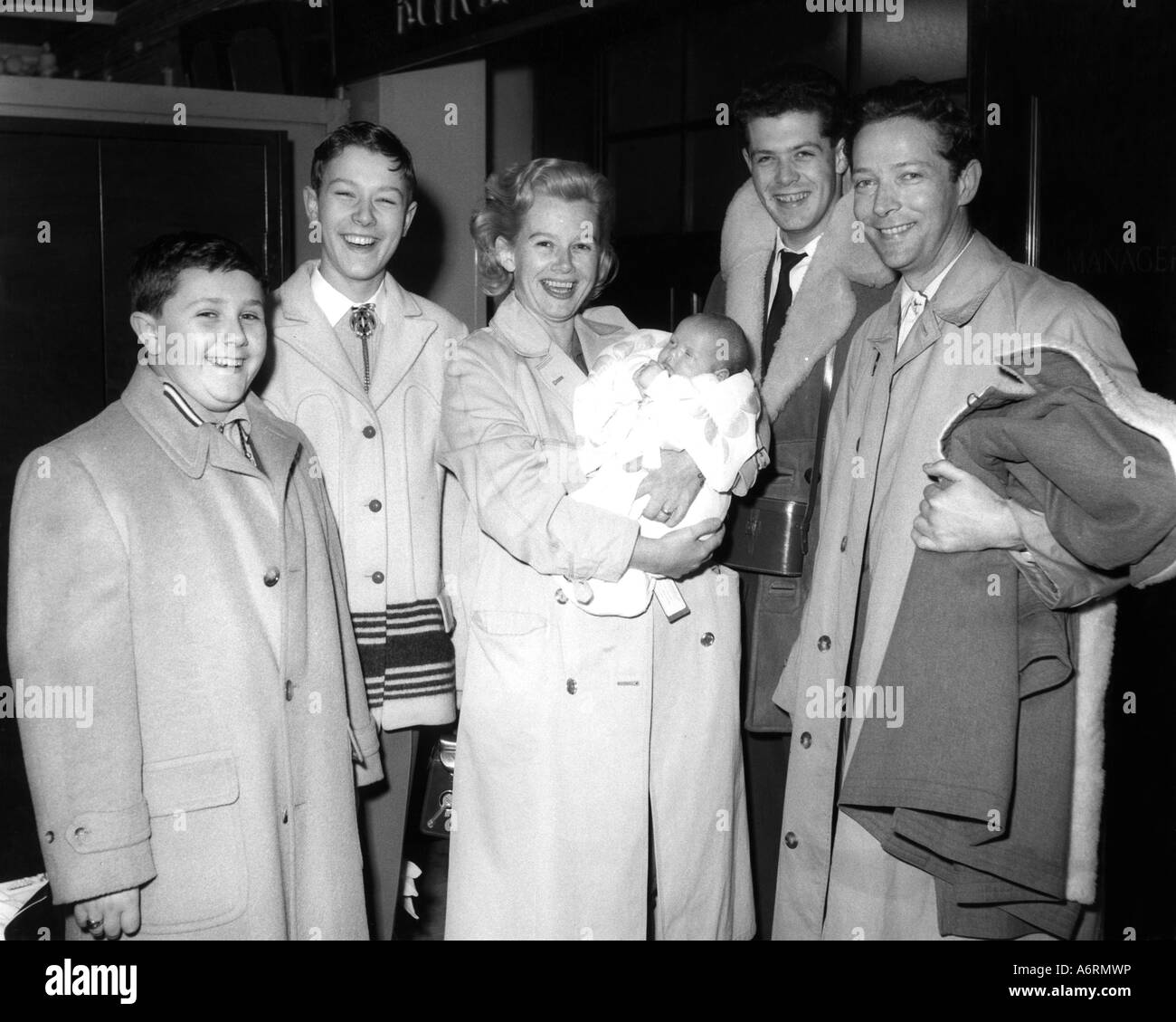 Anderson, Michael Joseph, 30.1.1920 - 18.7.2006, British director, half length, with wife Betty Jordan, son Peter, David, daught Stock Photo