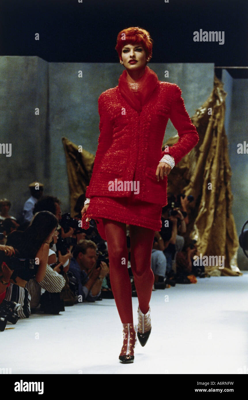 Evangelista, Linda, * 10.5.1965, Canadian model, full length, at fashion  show of Chanel, fall-winter-collection 1991 / 1992, Par Stock Photo - Alamy