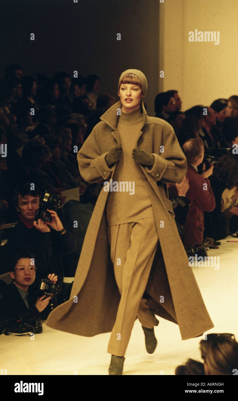 Evangelista, Linda, * 10.5.1965, Canadian model, full length, at fashion show from Balmain, fall-winter collection 1993 / 1994, Stock Photo