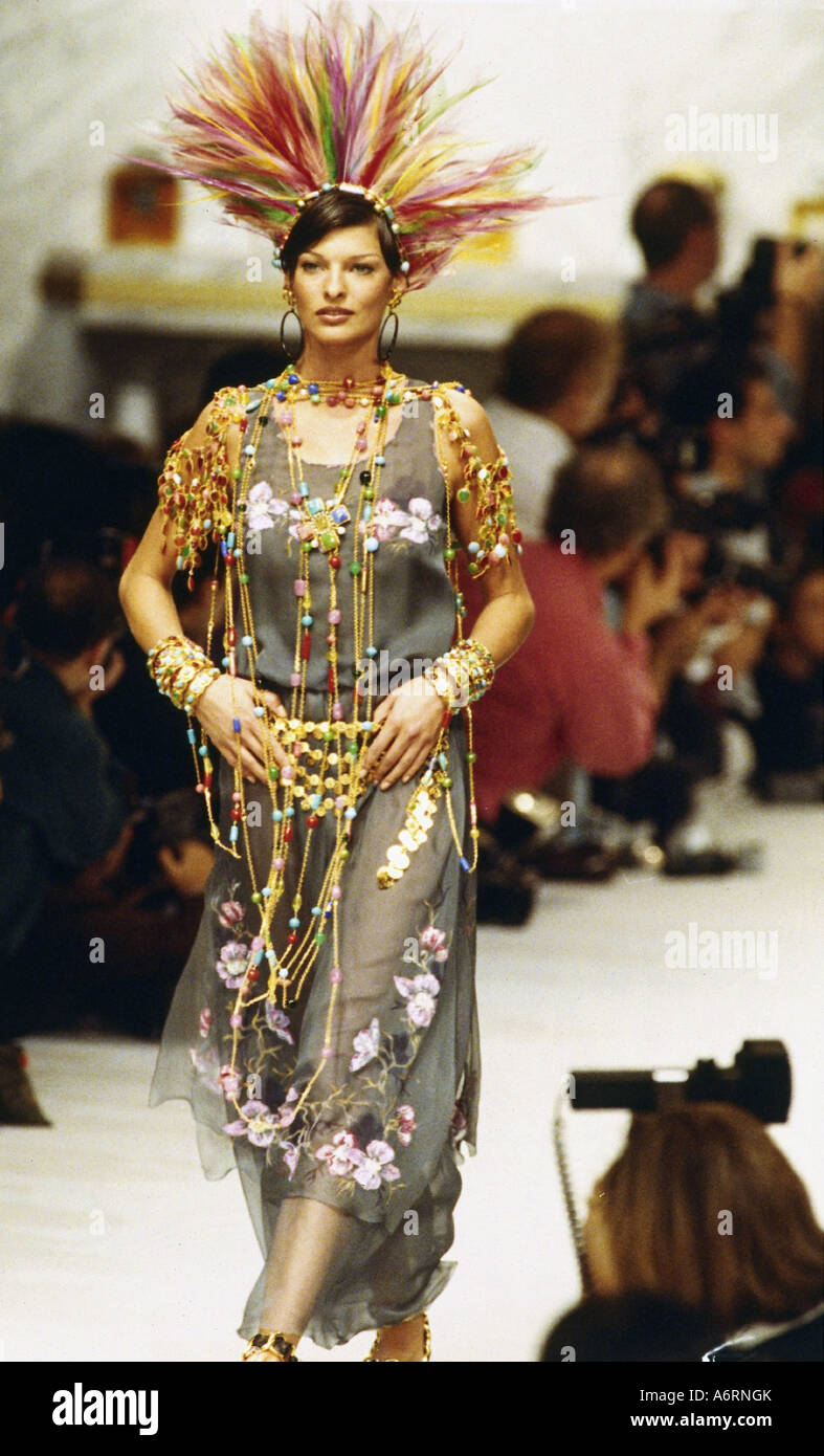 Evangelista, Linda, * 10.5.1965, Canadian model, full length, at fashion  show from Chanel 1993, spring-summer collection 1993, P Stock Photo - Alamy