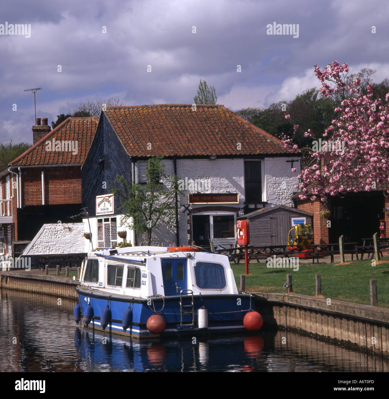 The Rising Sun pub and boat Coltishall Norfolk Broads UK Stock Photo