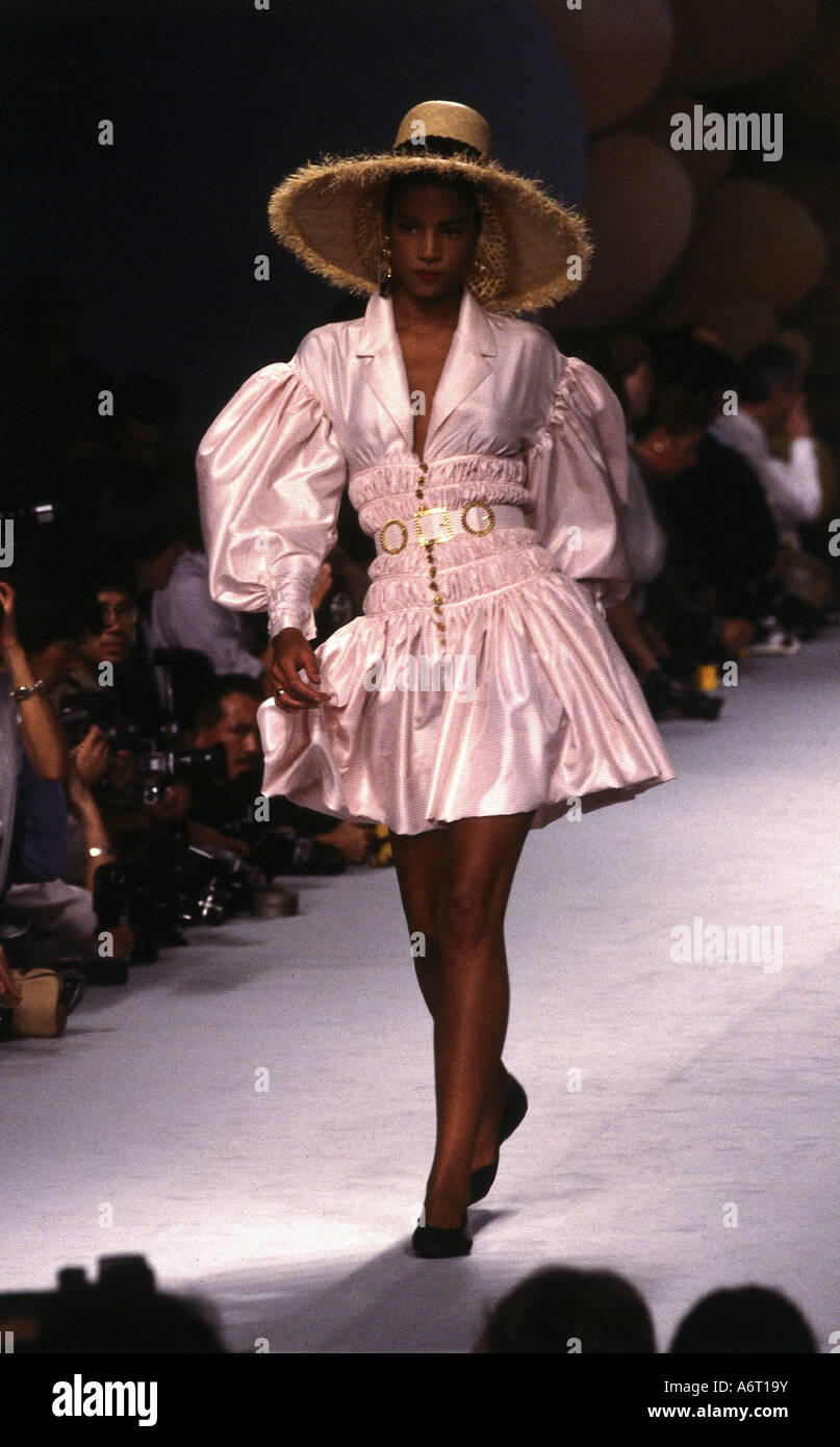 fashion, 1980s, mannequin, wearing dress, full length, catwalk, spring  summer, Pret-a-porter, by Chanel, Paris, 1988, 80s Stock Photo - Alamy