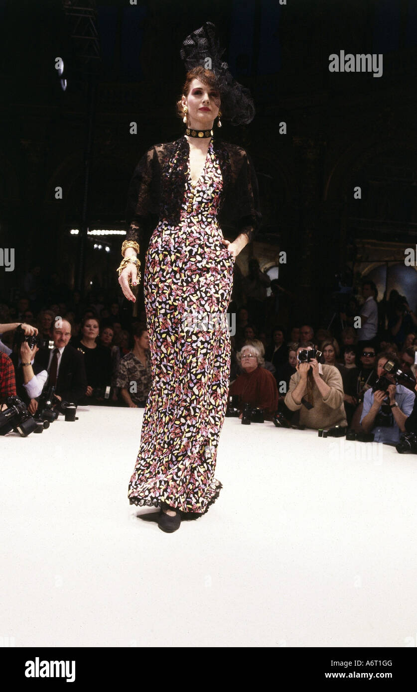 at se type Peer fashion, 1980s, mannequin, full length, wearing dress, catwalk, spring  summer, by Chanel, Paris, 1985, 80s Stock Photo - Alamy