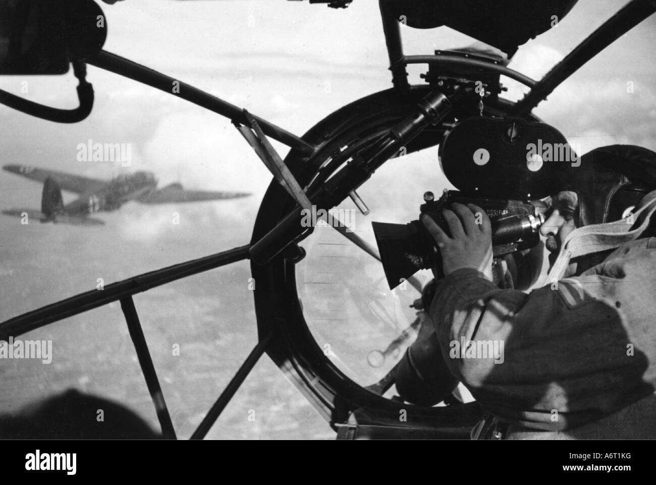 events, Second World War / WWII, propaganda, Germany, cameraman Stoll, Luftwaffe 3rd War Correspondents Company, in the front turret of a Heinkel He 111 bomber, summer 1940, aircraft, flying, Battle of Britain, camera, German Air Force, aerial warfare, Wehrmacht, Third Reich, press, media, 20th century, historic, historical, plane, planes, bombers, He111, He-111, war correspondent, correspondents, filming, details, interiors, people, 1940s, Stock Photo