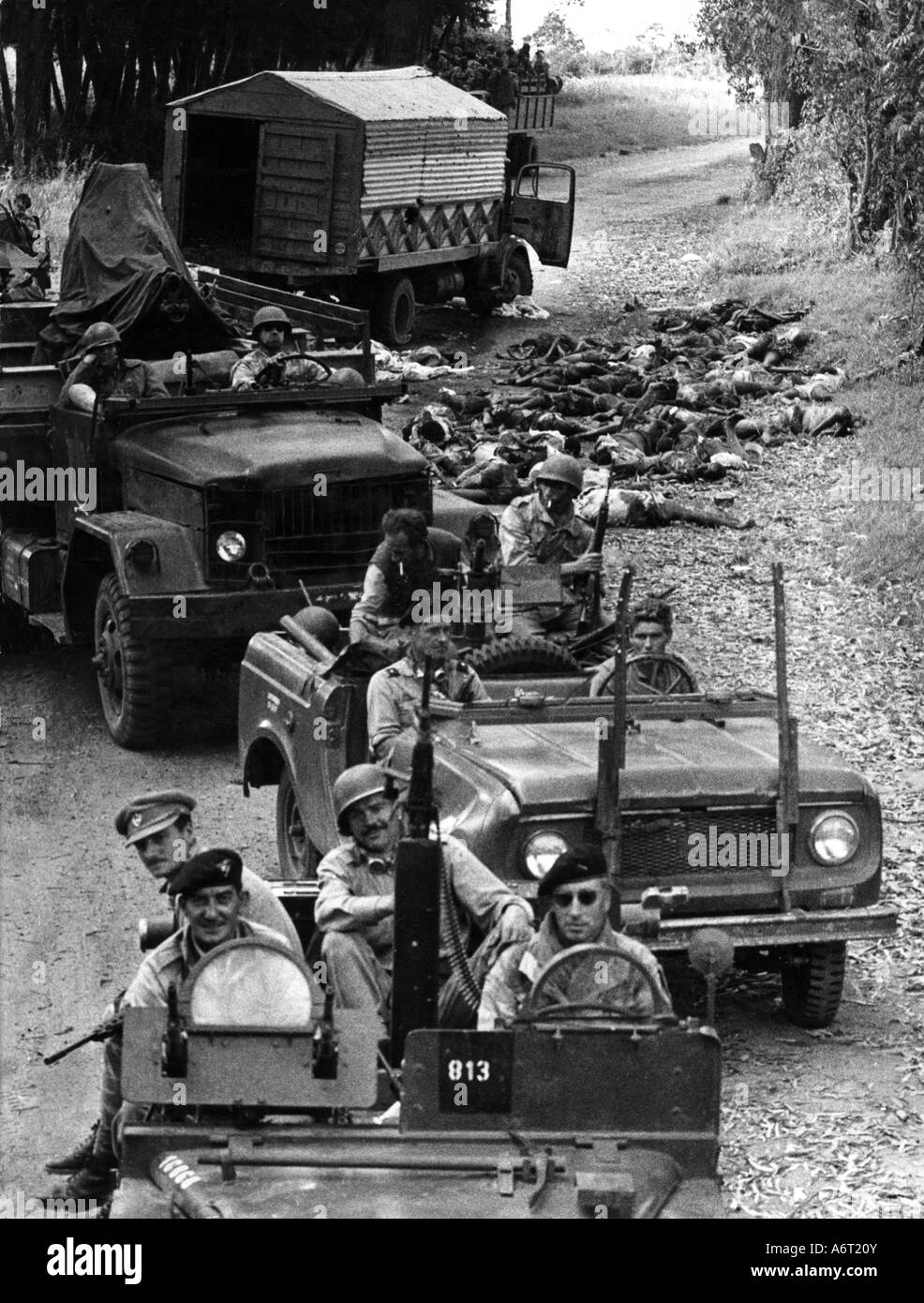 geography / travel, Congo, Simba uprising 1964 - 1965, column of mercenaries driving around rebel corpses, near Njoka, Ituri, Orientale province, December 1964, Stock Photo