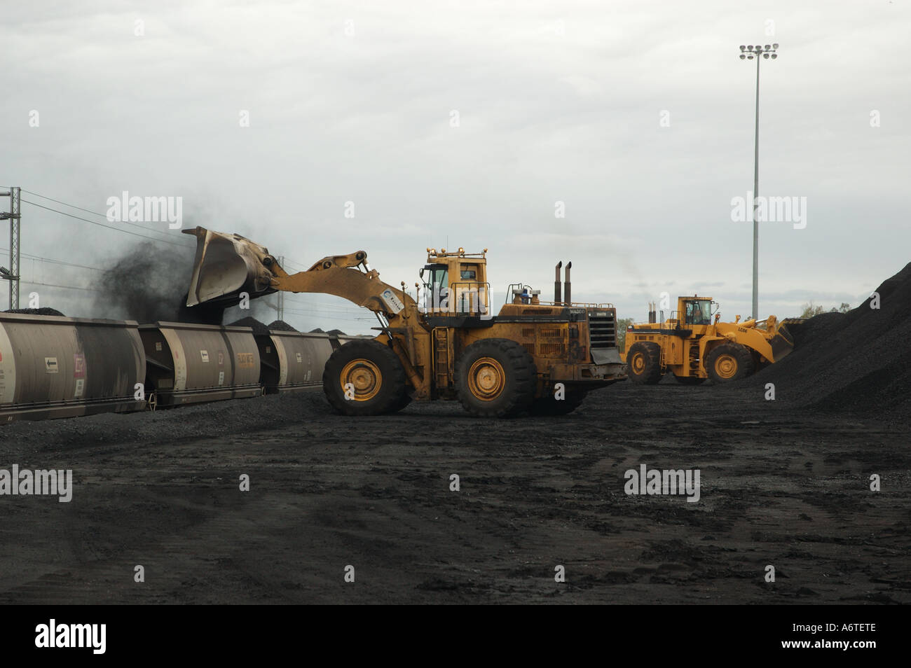 front end loader and rail wagons  Central Queensland Coal Mine Stock Photo