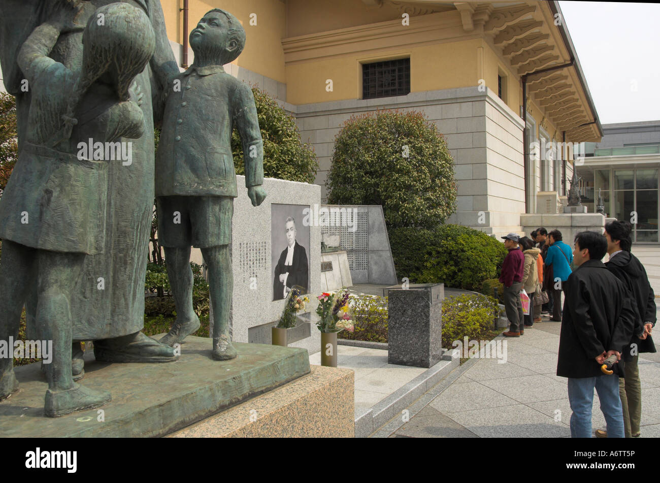 Japan Central Honshu Tokyo Yasukuni jinja Yushukan War Memorial Museum visitors in front of outdoor memorials Stock Photo