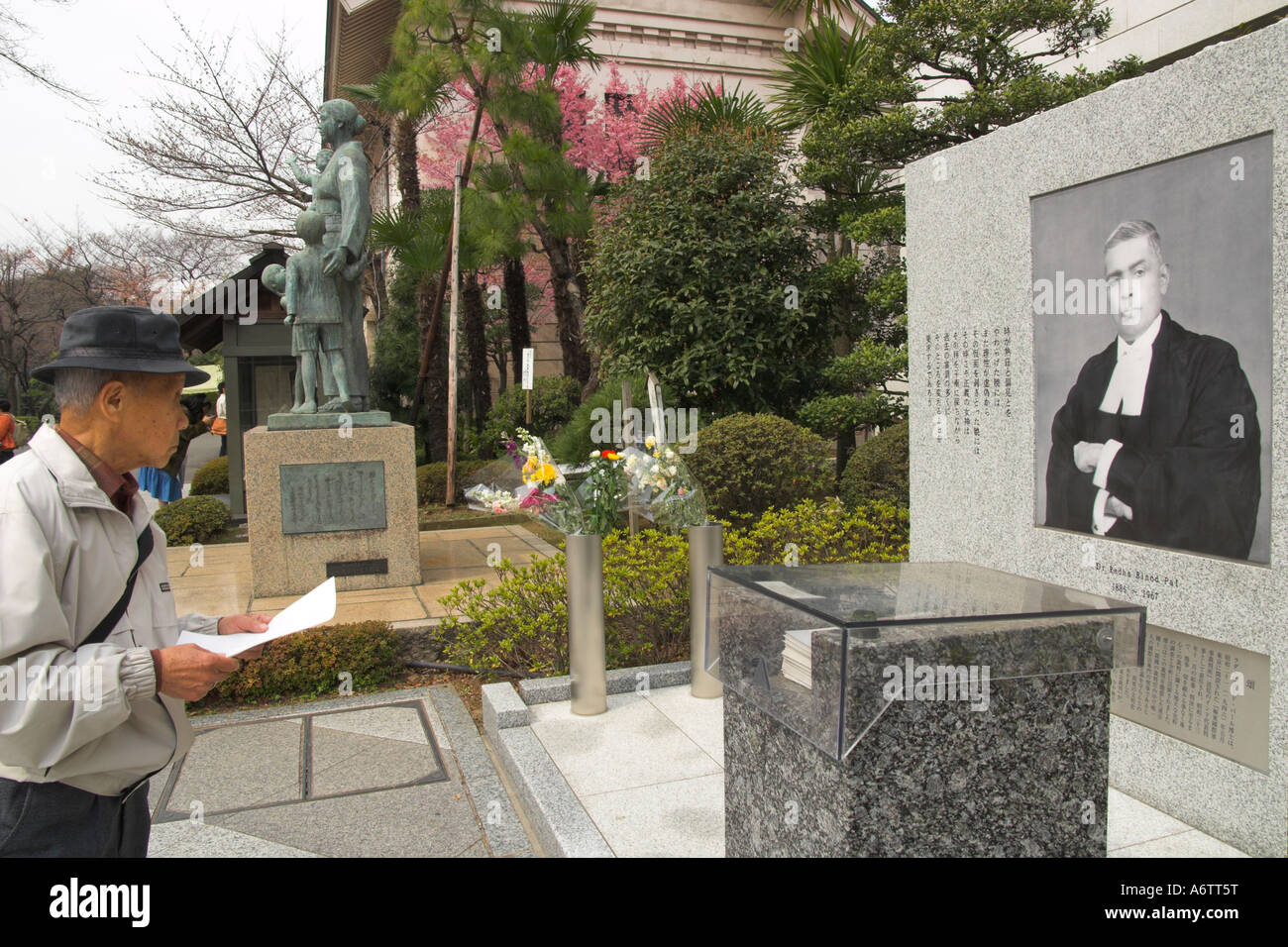 Japan Central Honshu Tokyo Yasukuni jinja Yushukan War Memorial Museum visitors in front of outdoor memorials Stock Photo