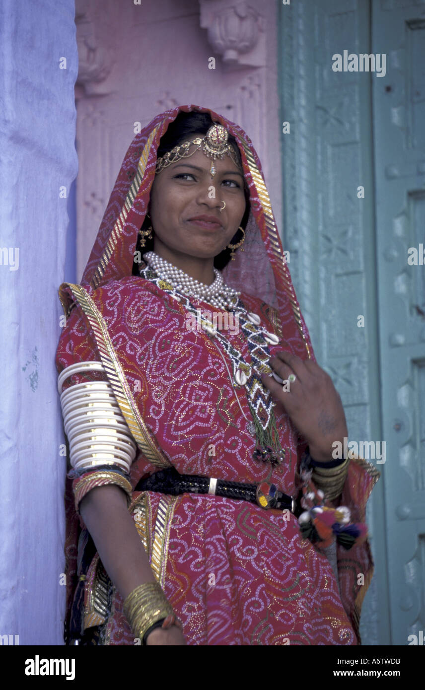 ASIA, India, Jodphur, Rajasthan, Local Indian Woman in traditional Sari ...