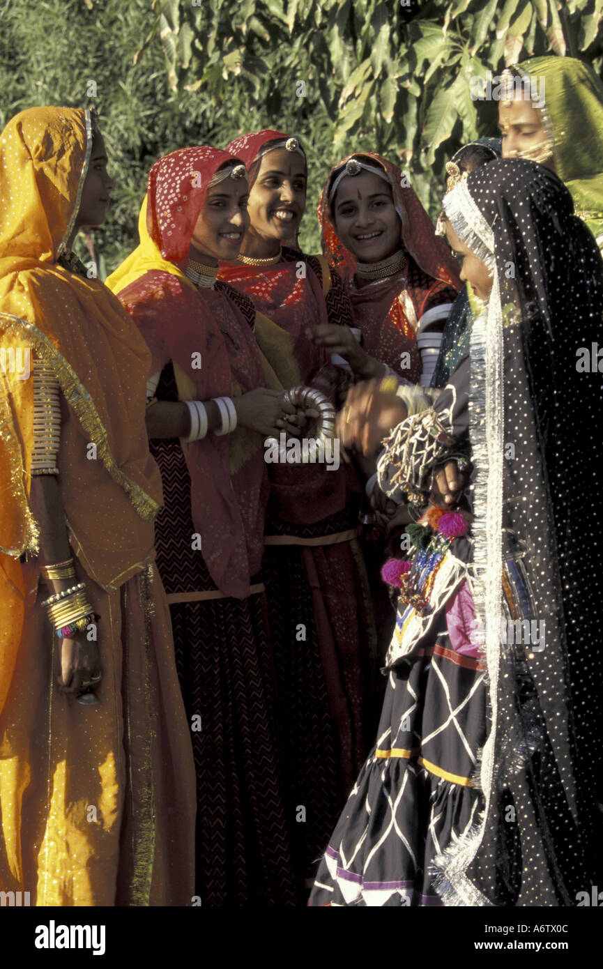 ASIA, India, Jodhpur Rajasthan, Local indian woman in traditional sari ...