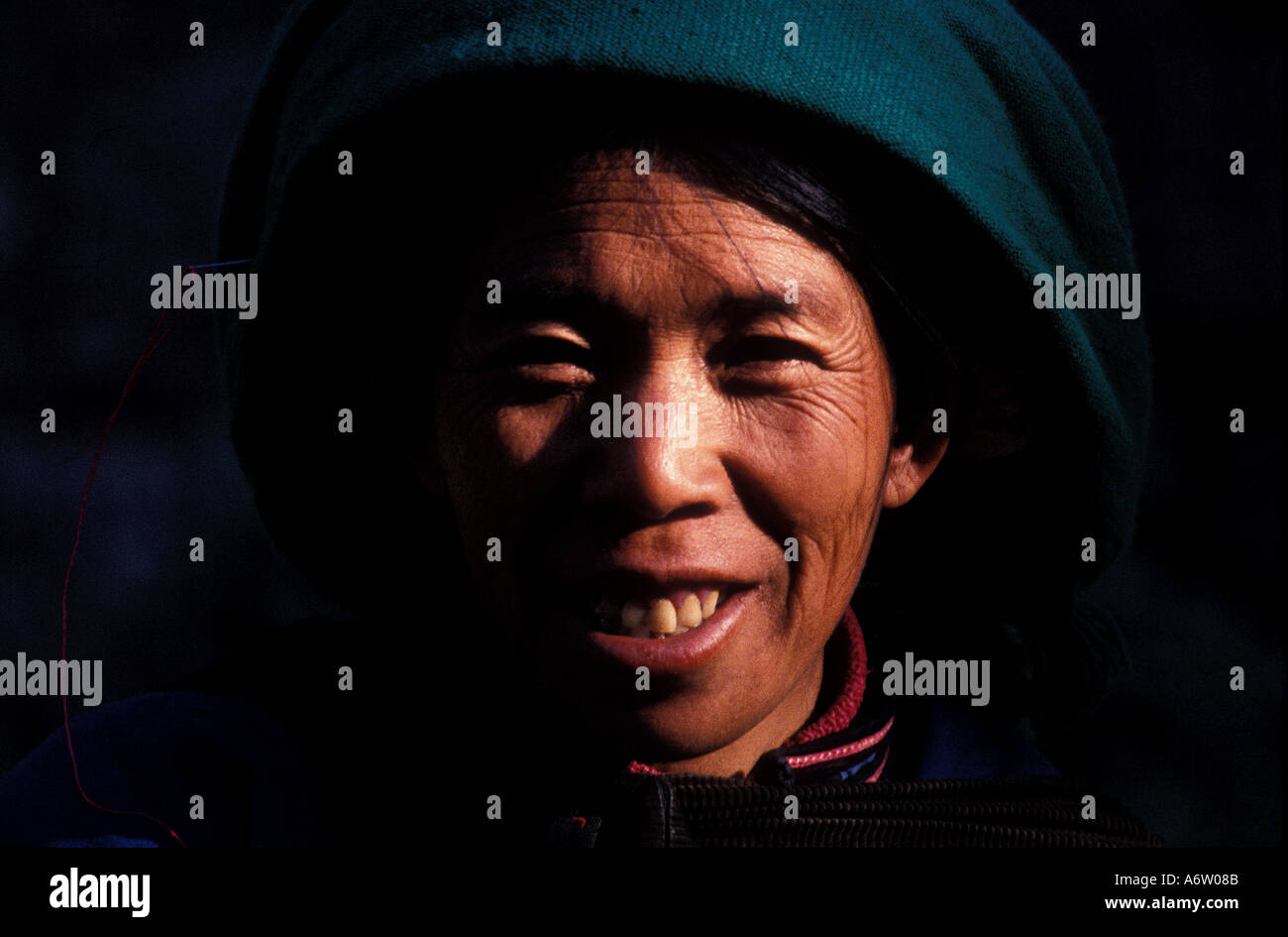 CHINA Yunnan Bai woman Stock Photo - Alamy