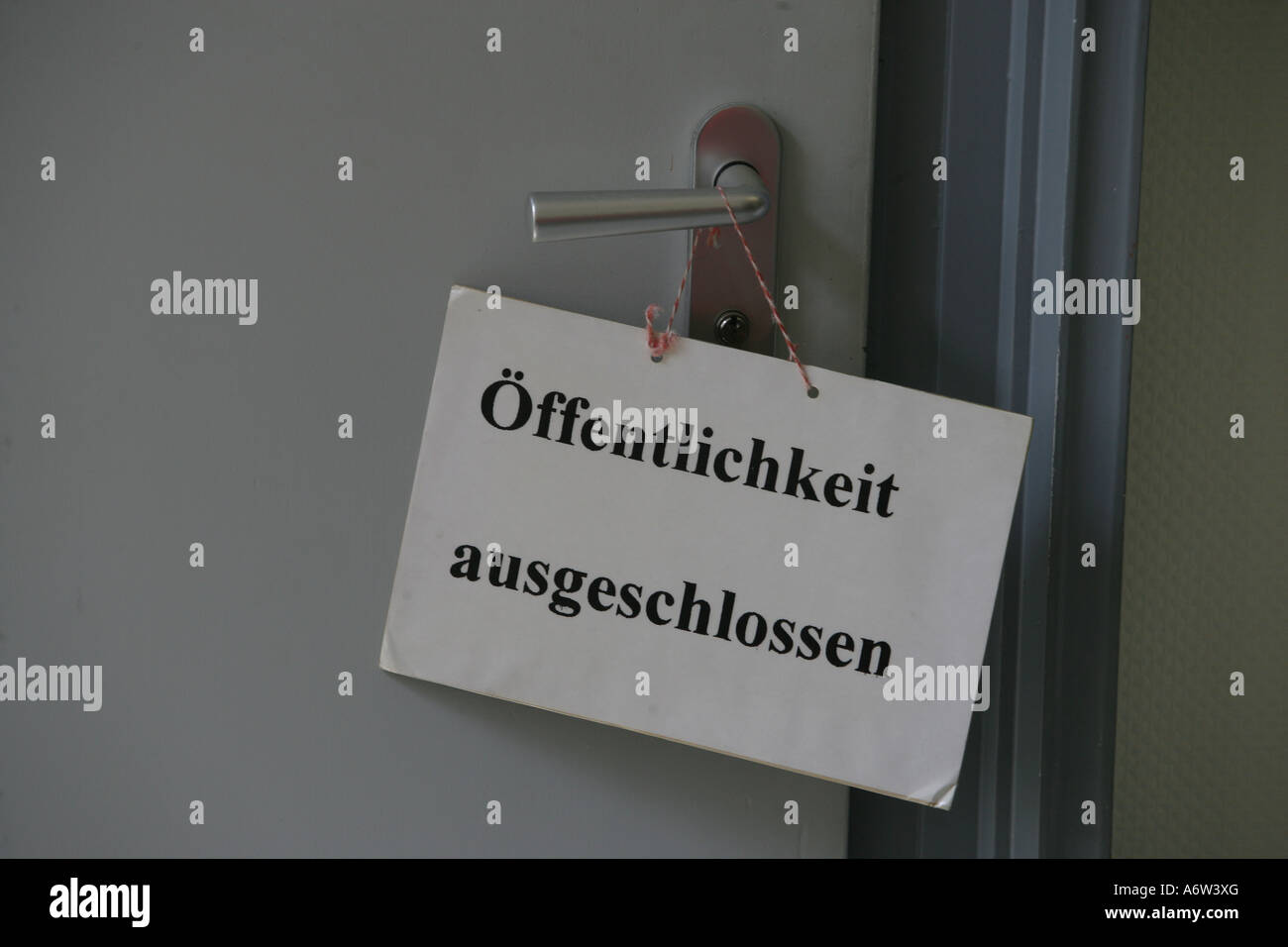 Sign 'Closed session' in front of a court room Stock Photo