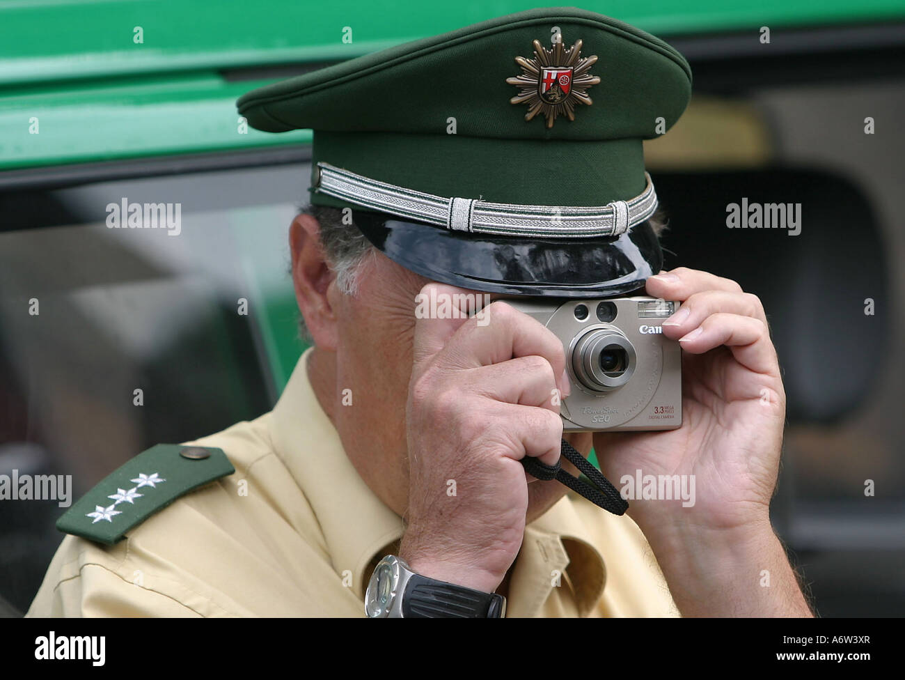 Halt Polizei, Polizist mit Polizeikelle Stock Photo - Alamy