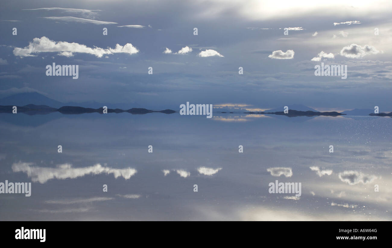 Reflecting clouds at sunset in the salt lake Salar de Uyuni, Bolivie, Bolivia Stock Photo