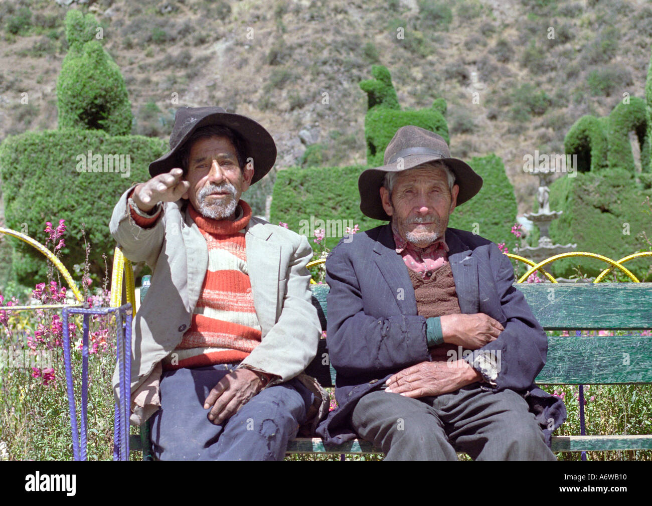 Old men on park bench hi-res stock photography and images - Alamy