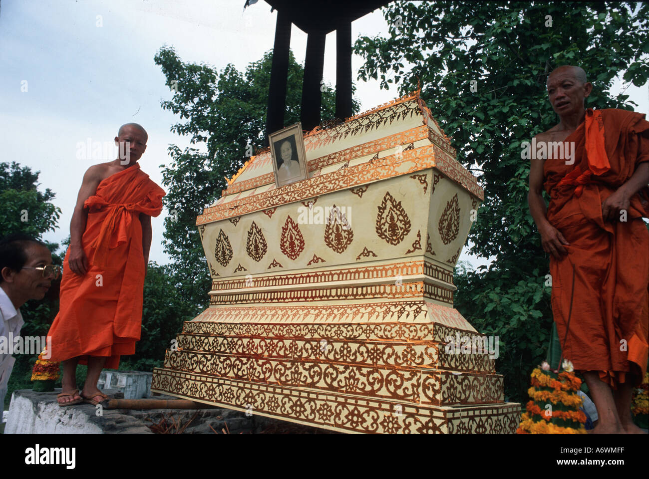 Buddhist funeral hires stock photography and images Alamy